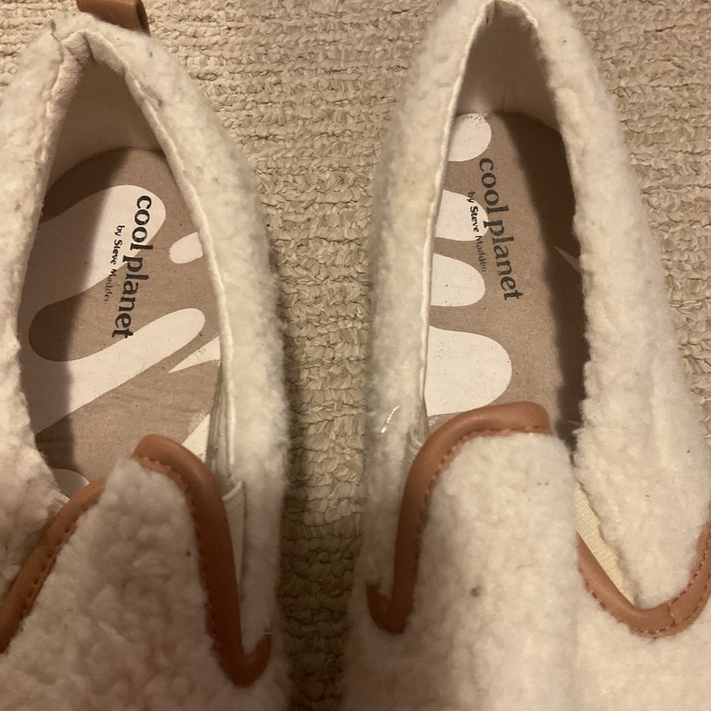 Madden Cool Planet Cream Slip-On Shoes Womens size 11